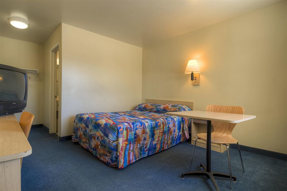 Hotel 6-needles, Ca 2*