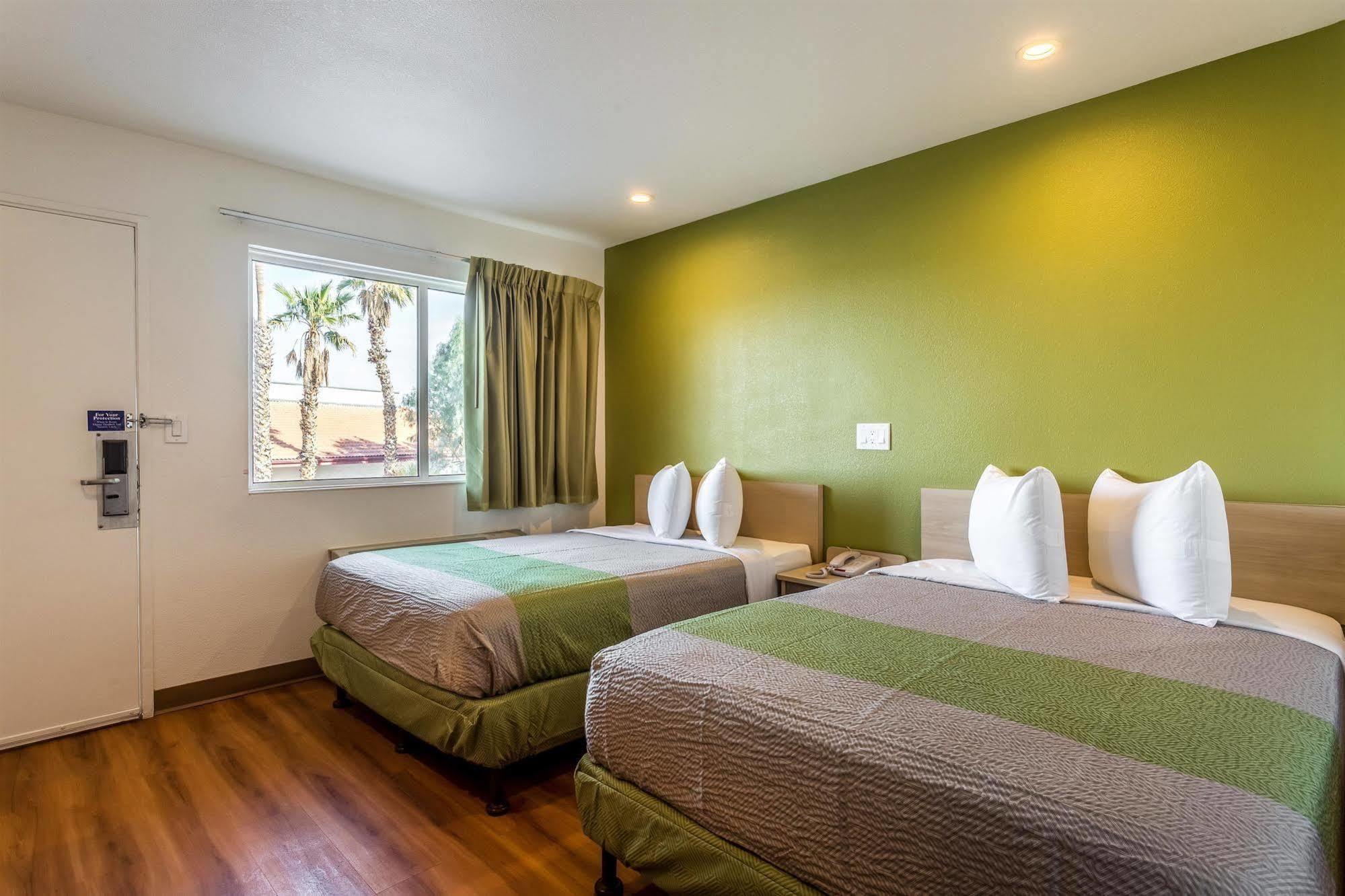 Hotel 6-needles, Ca