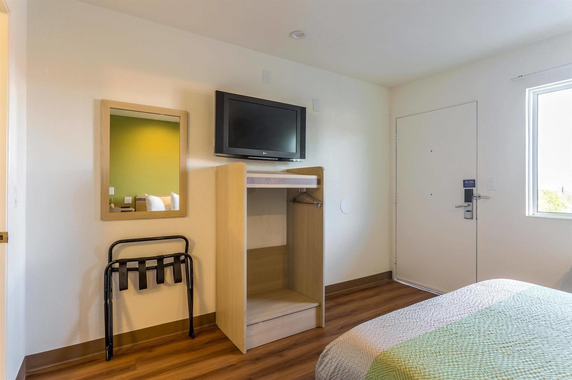 6-needles, Ca Hotel