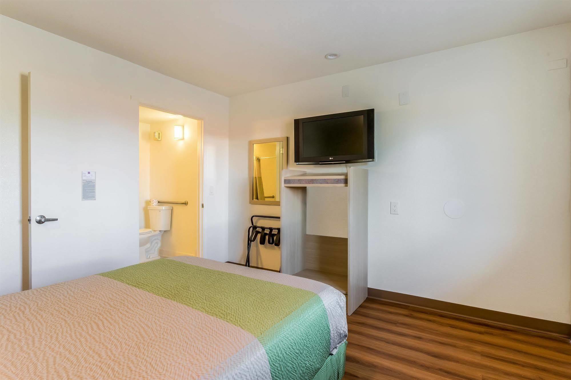 Hotel 6-needles, Ca Needles
